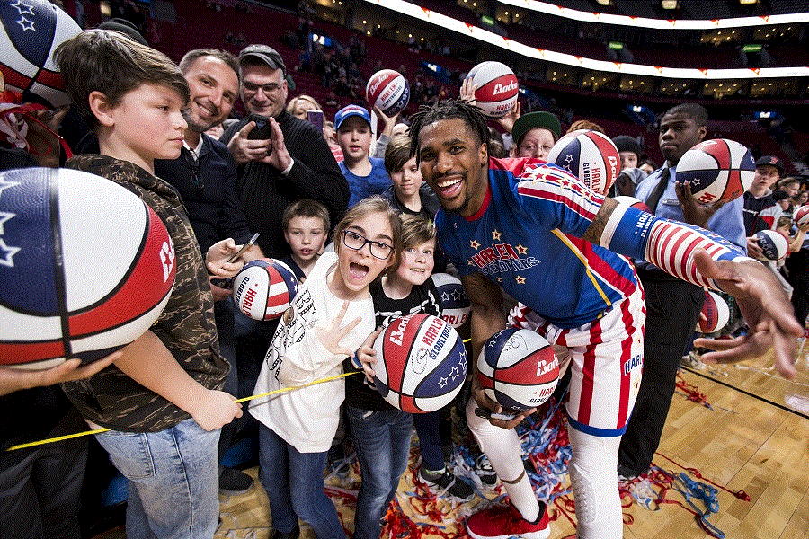 Globetrotters globetrotters with crowd